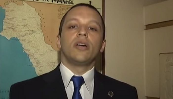 Χρυσή Αυγή: «Η τρόικα έχει εισβάλει σε υπουργεία και τα κανάλια προβάλλουν το γελοίο "σήριαλ Βαρουφάκη"» (vd)