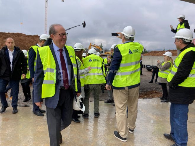 &Nu;ί&kappa;&alpha;&sigmaf; &sigma;&epsilon; &Mu;&eta;&tau;&sigma;&omicron;&tau;ά&kappa;&eta;: "Έ&chi;&epsilon;&tau;&epsilon; &tau;&eta; &sigma;&tau;ή&rho;&iota;&xi;&eta; &kappa;&alpha;&iota; &tau;&eta;&nu; &alpha;&gamma;ά&pi;&eta; &mu;&alpha;&sigmaf;, &epsilon;ί&mu;&alpha;&sigma;&tau;&epsilon; &delta;ί&pi;&lambda;&alpha; &sigma;&alpha;&sigmaf;"