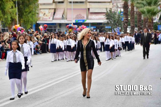 Η δασκάλα που έκλεψε τις εντυπώσεις στην μαθητική παρέλαση στο Ναύπλιο (vd)