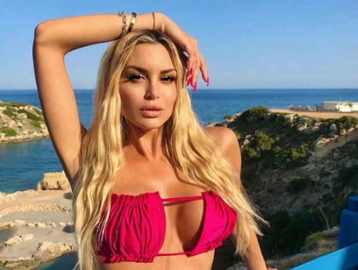 &Mu;&pi;&alpha;ί&nu;&epsilon;&iota; &sigma;&tau;&omicron; Survivor &eta; &Alpha;&lambda;&epsilon;&xi;ά&nu;&delta;&rho;&alpha; &Pi;&alpha;&nu;&alpha;&gamma;&iota;ώ&tau;&alpha;&rho;&omicron;&upsilon; &alpha;&pi;ό &tau;&eta;&nu; &Tau;&rho;ί&pi;&omicron;&lambda;&eta;;