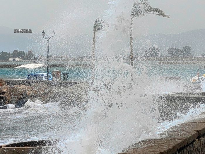 Μεγάλα κύματα στα παράλια της Αργολίδας (εικόνες)