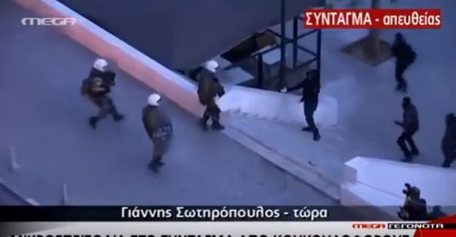 Βίντεο ντοκουμέντο: Γιατί ο κουκουλοφόρους δείχνει το πρόσωπό του στα ΜΑΤ;