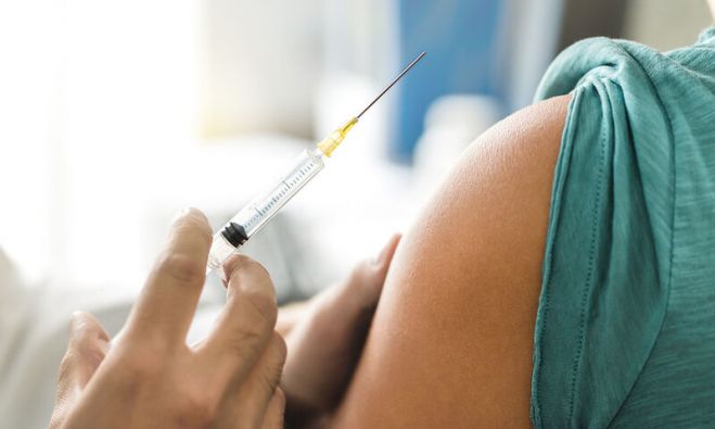 Η Pfizer-BioNTech ξεκινά δοκιμές για το «διπλό» εμβόλιο γρίπης