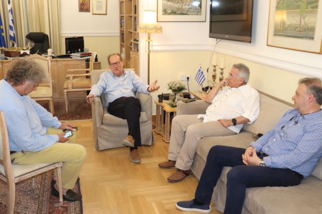 &Sigma;&tau;&eta;&nu; &Tau;&rho;ί&pi;&omicron;&lambda;&eta; &omicron; &Pi;&rho;ό&epsilon;&delta;&rho;&omicron;&sigmaf; &tau;&eta;&sigmaf; &Gamma;&Sigma;&Epsilon;&Epsilon;