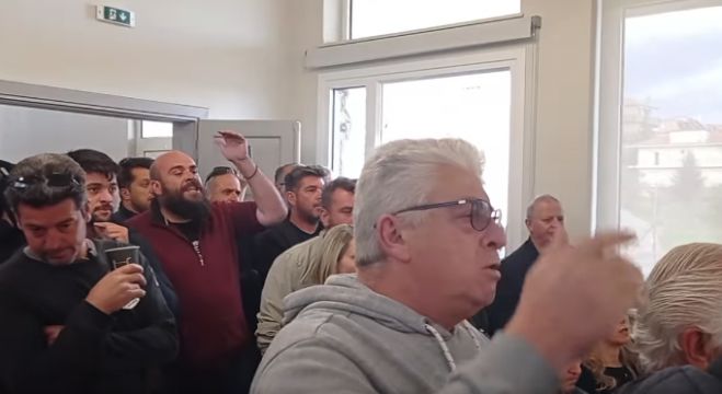 Έξαλλοι οι Γορτύνιοι με Σκαντζό: "Κατέβα κάτω - Σπίτι σου ήρθαμε για να μας διώξεις;" (vd)