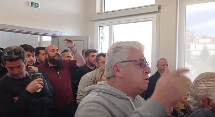 Έξαλλοι οι Γορτύνιοι με Σκαντζό: "Κατέβα κάτω - Σπίτι σου ήρθαμε για να μας διώξεις;" (vd)