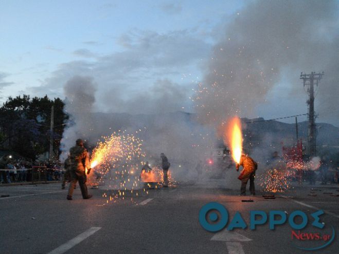 Εντυπωσιακό θέαμα πρόσφερε και φέτος ο σαϊτοπόλεμος στην Καλαμάτα (vd)