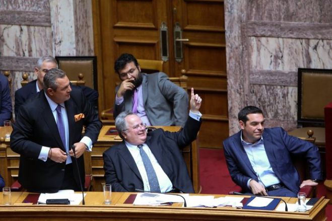 Ραγδαίες πολιτικές εξελίξεις | Παραιτήθηκε ο Κοτζιάς μετά την κόντρα με Καμμένο - Υπουργός Εξωτερικών ο Τσίπρας