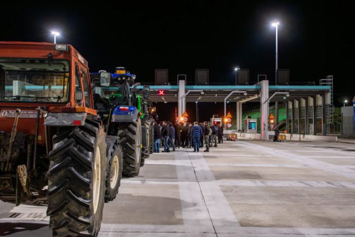«Ας έρθουν να μας συλλάβουν»: Αμετακίνητοι παραμένουν οι αγρότες μετά την παρέμβαση του Αρείου Πάγου