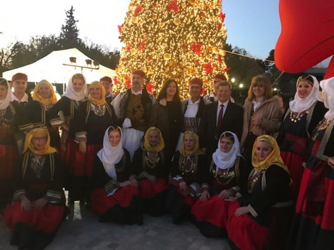 Παραδοσιακοί χοροί και Χριστουγεννιάτικα έθιμα από την Πελοπόννησο στο Πεδίον του Άρεως! (εικόνες)
