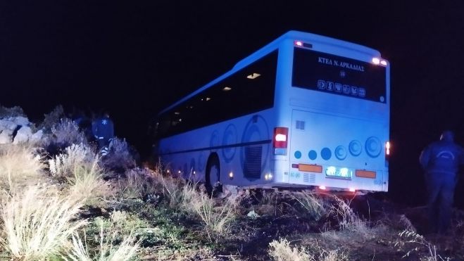 Τραγικό συμβάν στα Λαγκάδια – Νεκρός οδηγός λεωφορείου – Το όχημα κρεμάστηκε στο γκρεμό
