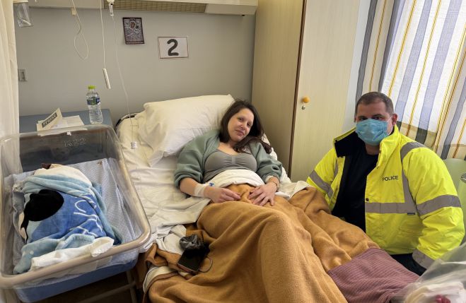 Πλημμύρες | Περιπολικό μετέφερε έγκυο γυναίκα που είχε εγκλωβιστεί στον αυτοκινητόδρομο - Γέννησε ένα υγιέστατο αγοράκι στο Παναρκαδικό Νοσοκομείο