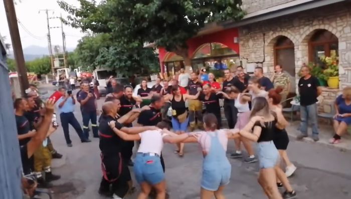 Στο Καλλιάνι αποχαιρέτησαν τους Γάλλους πυροσβέστες με χορούς! (vd)