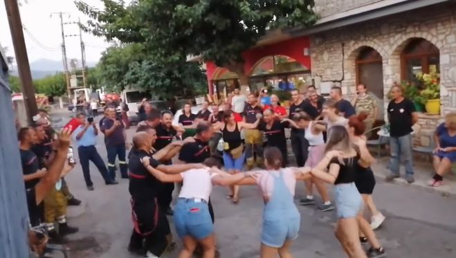 Στο Καλλιάνι αποχαιρέτησαν τους Γάλλους πυροσβέστες με χορούς! (vd)