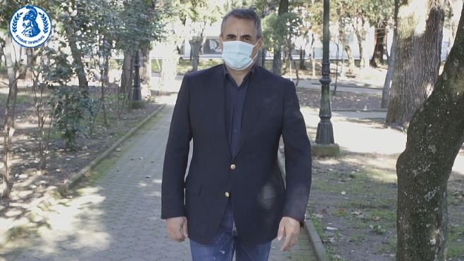 &Tau;&omicron; &mu;ή&nu;&upsilon;&mu;&alpha; &tau;&omicron;&upsilon; &Kappa;ώ&sigma;&tau;&alpha; &Tau;&zeta;&iota;&omicron;ύ&mu;&eta;: "&Psi;&eta;&lambda;ά &tau;&omicron; &kappa;&epsilon;&phi;ά&lambda;&iota;, &sigma;&upsilon;&mu;&pi;&omicron;&lambda;ί&tau;&iota;&sigma;&sigma;&epsilon;&sigmaf; &kappa;&alpha;&iota; &sigma;&upsilon;&mu;&pi;&omicron;&lambda;ί&tau;&epsilon;&sigmaf; &mu;&omicron;&upsilon;, ό&rho;&theta;&iota;&alpha; &kappa;&alpha;&iota; &alpha;&gamma;έ&rho;&omega;&chi;&eta; &eta; &tau;&rho;&iota;&pi;&omicron;&lambda;&iota;&tau;&sigma;&iota;ώ&tau;&iota;&kappa;&eta; &psi;&upsilon;&chi;ή..." (vd)