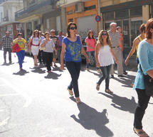 &Sigma;&tau;&eta;&nu; &Tau;&rho;ί&pi;&omicron;&lambda;&eta; &sigma;ή&mu;&epsilon;&rho;&alpha; &gamma;&omicron;&nu;&epsilon;ί&sigmaf; &mu;&alpha;&theta;&eta;&tau;ώ&nu; &alpha;&pi;ό &tau;&eta;&nu; &Kappa;&upsilon;&nu;&omicron;&upsilon;&rho;ί&alpha; &ndash; &Alpha;&nu;&alpha;&sigma;&tau;&omicron;&lambda;ή &tau;&eta;&sigmaf; &alpha;&pi;ό&phi;&alpha;&sigma;&eta;&sigmaf; &gamma;&iota;&alpha; &tau;&omicron;&nu; &omicron;&rho;&iota;&sigma;&mu;ό &sigma;&chi;&omicron;&lambda;&iota;&kappa;ώ&nu; &zeta;&omega;&nu;ώ&nu;