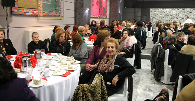 O  &Epsilon;&rho;&upsilon;&theta;&rho;ό&sigmaf; &Sigma;&tau;&alpha;&upsilon;&rho;ό&sigmaf; &Tau;&rho;ί&pi;&omicron;&lambda;&eta;&sigmaf; έ&kappa;&omicron;&psi;&epsilon; &tau;&eta;&nu; &Pi;&rho;&omega;&tau;&omicron;&chi;&rho;&omicron;&nu;&iota;ά&tau;&iota;&kappa;&eta; &Pi;ί&tau;&alpha; (&epsilon;&iota;&kappa;ό&nu;&epsilon;&sigmaf;)