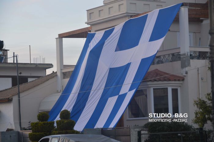 Αργολίδα - Σκέπασε το σπίτι του με μια τεράστια Ελληνική Σημαία!