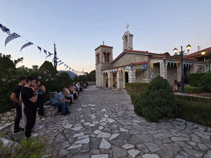 Εσπερινός στο πανέμορφο εξωκλήσι Αγίου Ιωάννη Τροπαίων (εικόνες)