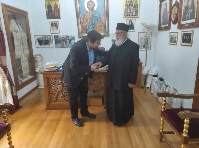 &Sigma;&upsilon;&nu;ά&nu;&tau;&eta;&sigma;&eta; &mu;&epsilon; &tau;&omicron;&nu; &Mu;&eta;&tau;&rho;&omicron;&pi;&omicron;&lambda;ί&tau;&eta; &Alpha;&lambda;έ&xi;&alpha;&nu;&delta;&rho;&omicron; &epsilon;ί&chi;&epsilon; &omicron; &Nu;&iota;&kappa;ό&lambda;&alpha;&sigmaf; &Gamma;&iota;&alpha;&nu;&nu;&alpha;&kappa;ό&pi;&omicron;&upsilon;&lambda;&omicron;&sigmaf;