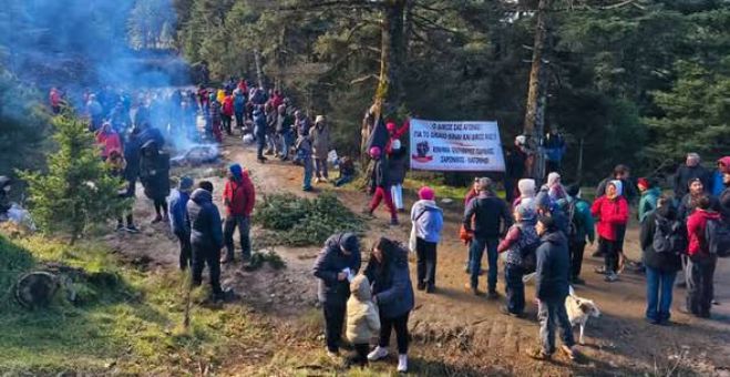 "Από την Ερεσό μέχρι τον Κοσμά - Κάτω τα ξερά σας από τα βουνά!"