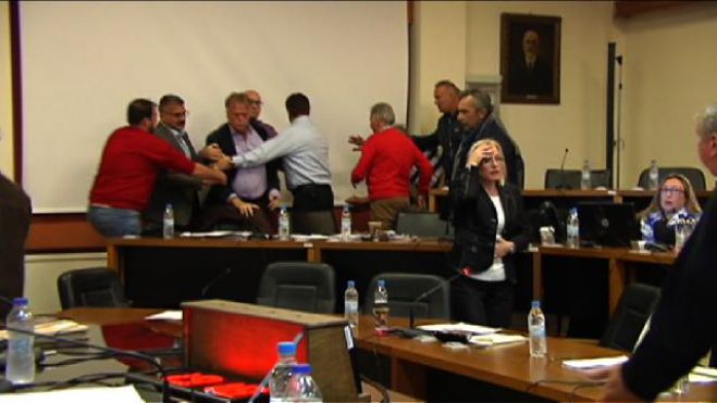 Πιάστηκαν στα χέρια δημοτικοί σύμβουλοι στο Βόλο! (vd)