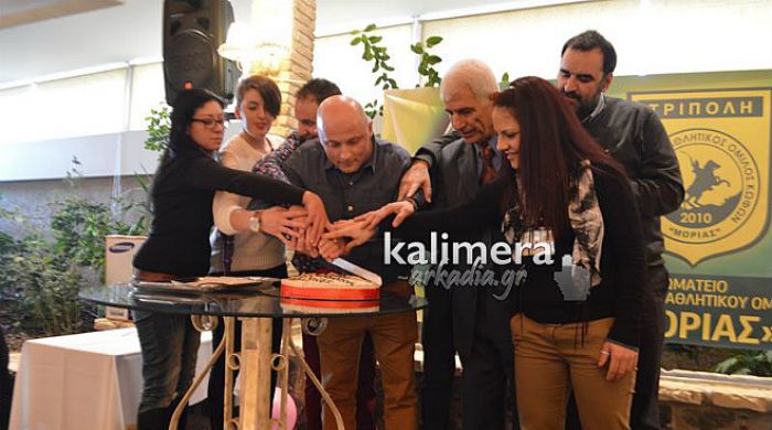 &Tau;&eta;&nu; &pi;ί&tau;&alpha; &tau;&omicron;&upsilon;&sigmaf; έ&kappa;&omicron;&psi;&alpha;&nu; &omicron;&iota; &Kappa;&omega;&phi;&omicron;ί &tau;&eta;&sigmaf; &Alpha;&rho;&kappa;&alpha;&delta;ί&alpha;&sigmaf; (&epsilon;&iota;&kappa;ό&nu;&epsilon;&sigmaf; &ndash; &beta;ί&nu;&tau;&epsilon;&omicron;)