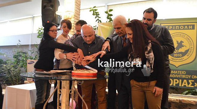 &Tau;&eta;&nu; &pi;ί&tau;&alpha; &tau;&omicron;&upsilon;&sigmaf; έ&kappa;&omicron;&psi;&alpha;&nu; &omicron;&iota; &Kappa;&omega;&phi;&omicron;ί &tau;&eta;&sigmaf; &Alpha;&rho;&kappa;&alpha;&delta;ί&alpha;&sigmaf; (&epsilon;&iota;&kappa;ό&nu;&epsilon;&sigmaf; &ndash; &beta;ί&nu;&tau;&epsilon;&omicron;)