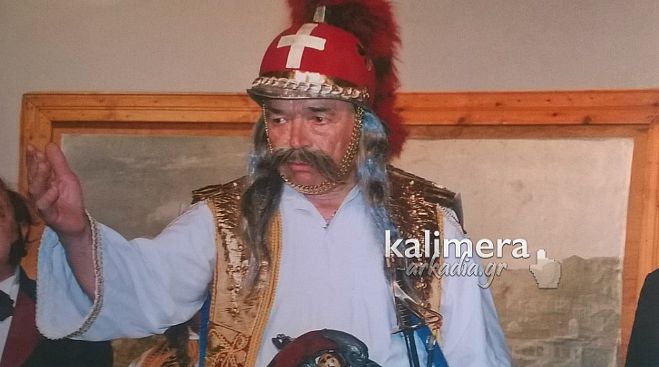 Υποψήφιος βουλευτής Αρκαδίας στέλνει το μήνυμά του ντυμένος .... Κολοκοτρώνης! (vd)