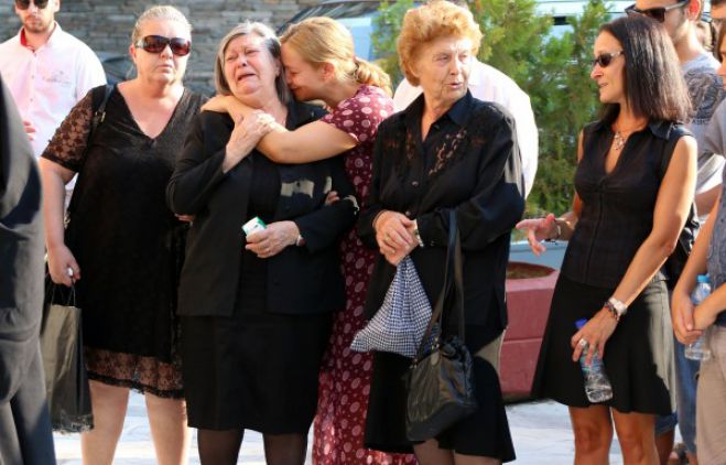 Ράγισαν και οι πέτρες στην κηδεία της κόρης του Στέλιου Παπαθεμελή (εικόνες)