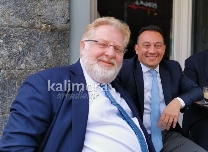 &Delta;έ&mu;&omicron;&sigmaf; &kappa;&alpha;&iota; &Beta;&lambda;ά&sigma;&eta;&sigmaf; &alpha;&pi;ό&lambda;&alpha;&upsilon;&sigma;&alpha;&nu; &tau;&omicron;&nu; &kappa;&alpha;&phi;έ &tau;&omicron;&upsilon;&sigmaf; &tau;&eta;&nu; &Kappa;&upsilon;&rho;&iota;&alpha;&kappa;ή &sigma;&tau;&omicron; &kappa;έ&nu;&tau;&rho;&omicron; &tau;&eta;&sigmaf; &Tau;&rho;ί&pi;&omicron;&lambda;&eta;&sigmaf; (&epsilon;&iota;&kappa;ό&nu;&epsilon;&sigmaf;)