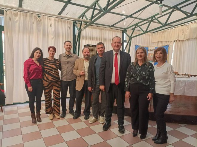 &Omicron; &Delta;ή&mu;&alpha;&rho;&chi;&omicron;&sigmaf; &Gamma;&omicron;&rho;&tau;&upsilon;&nu;ί&alpha;&sigmaf; &Epsilon;&upsilon;&sigma;&tau;ά&theta;&iota;&omicron;&sigmaf; &Kappa;&omicron;ύ&lambda;&eta;&sigmaf; &delta;ί&pi;&lambda;&alpha; &sigma;&tau;&omicron;&upsilon;&sigmaf; &Gamma;&omicron;&rho;&tau;ύ&nu;&iota;&omicron;&upsilon;&sigmaf; &tau;&eta;&sigmaf; &Alpha;&theta;ή&nu;&alpha;&sigmaf; (&epsilon;&iota;&kappa;ό&nu;&epsilon;&sigmaf;)