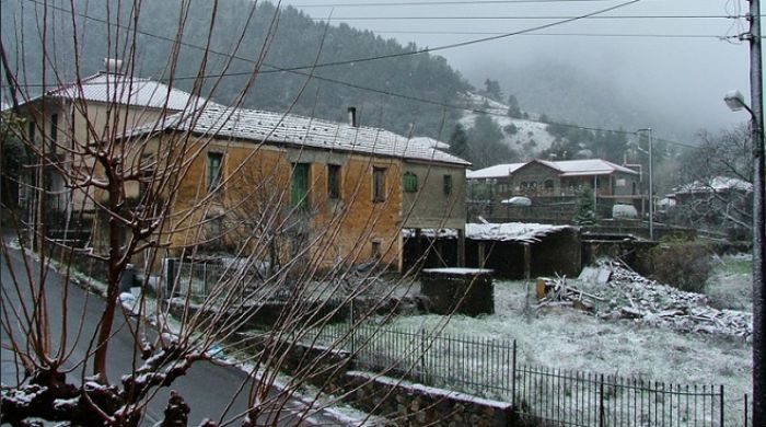 &Sigma;&upsilon;&mu;&beta;&alpha;ί&nu;&epsilon;&iota; &tau;ώ&rho;&alpha;: &Chi;&iota;&omicron;&nu;ί&zeta;&epsilon;&iota; &kappa;&alpha;&iota; &sigma;&tau;&eta; &Beta;&lambda;&alpha;&chi;έ&rho;&nu;&alpha;!