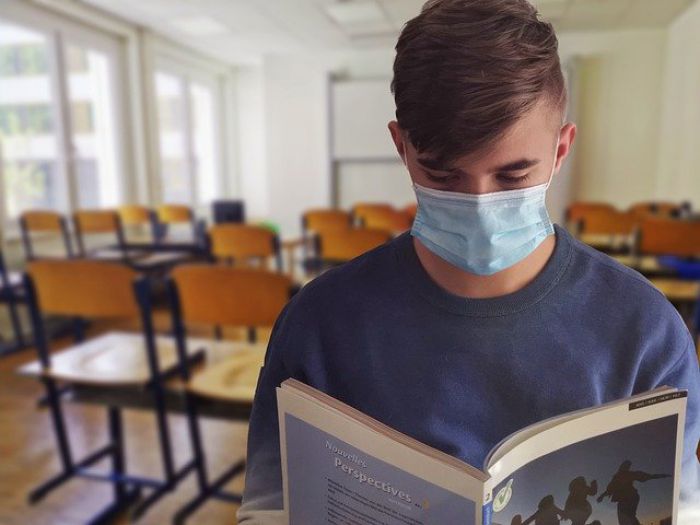 &Epsilon;&Lambda;&Mu;&Epsilon; &Alpha;&rho;&kappa;&alpha;&delta;ί&alpha;&sigmaf;: "&Pi;&epsilon;&rho;&iota;&mu;έ&nu;&omicron;&upsilon;&mu;&epsilon; &tau;&alpha; &lambda;ό&gamma;&iota;&alpha; &nu;&alpha; &gamma;ί&nu;&omicron;&upsilon;&nu; &pi;&rho;ά&xi;&eta; &alpha;&pi;ό &tau;&eta;&nu; &Pi;&epsilon;&rho;&iota;&phi;έ&rho;&epsilon;&iota;&alpha; &gamma;&iota;&alpha; &mu;ά&sigma;&kappa;&epsilon;&sigmaf; &kappa;&alpha;&iota; &alpha;&nu;&tau;&iota;&sigma;&eta;&pi;&tau;&iota;&kappa;ά &sigma;&tau;&alpha; &sigma;&chi;&omicron;&lambda;&epsilon;ί&alpha;"
