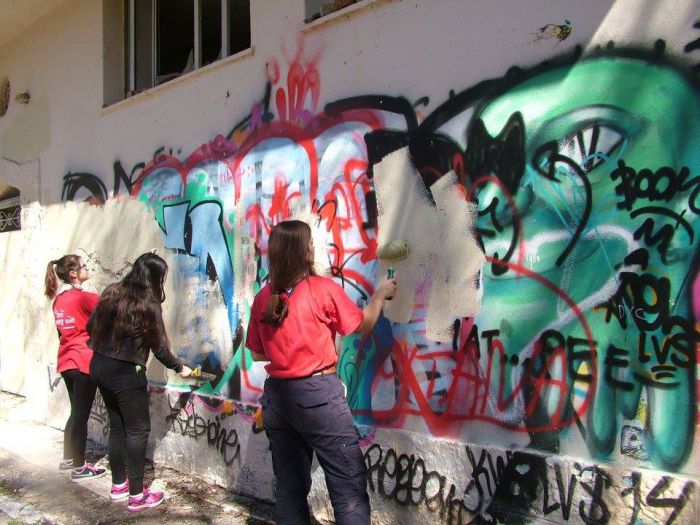 Τρίπολη - Οδηγοί καθάρισαν και έβαψαν τοίχους και παγκάκια στο πάρκο με το τρενάκι! (εικόνες)