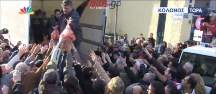 Συγκλονιστικές εικόνες στη λαϊκή με τα δωρεάν προϊόντα (vd)