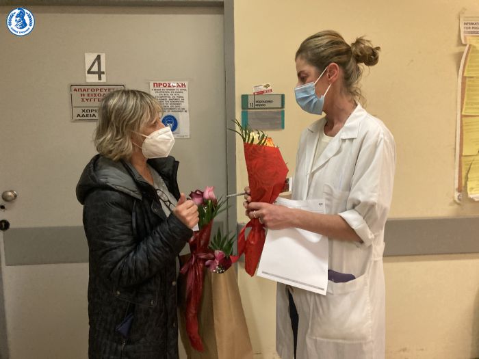 Δήμος Τρίπολης | Τριαντάφυλλα για τις γυναίκες του Παναρκαδικού Νοσοκομείου! (εικόνες)
