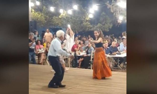 Παππούς 89 ετών χορεύει με την εγγονή του στη Σχοινούσα και γίνεται viral