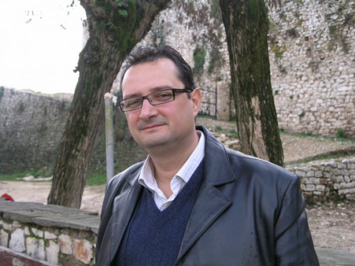 &Tau;&omicron; &mu;ή&nu;&upsilon;&mu;&alpha; &tau;&omicron;&upsilon; &nu;έ&omicron;&upsilon; &Pi;&epsilon;&rho;&iota;&phi;&epsilon;&rho;&epsilon;&iota;&alpha;&kappa;&omicron;ύ &Delta;&iota;&epsilon;&upsilon;&theta;&upsilon;&nu;&tau;ή &Epsilon;&kappa;&pi;&alpha;ί&delta;&epsilon;&upsilon;&sigma;&eta;&sigmaf; &Pi;&epsilon;&lambda;&omicron;&pi;&omicron;&nu;&nu;ή&sigma;&omicron;&upsilon; &Pi;. &Pi;&epsilon;&tau;&rho;ό&pi;&omicron;&upsilon;&lambda;&omicron;&upsilon;