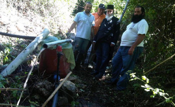 Εργασίες στο μοναστήρι Τιμίου Προδρόμου Κυνουρίας με ... μπροστάρη τον Μητροπολίτη!