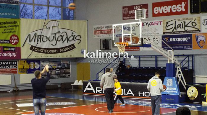 Καλάθια για ιερό σκοπό στο ΔΑΚ Τρίπολης! (vd)