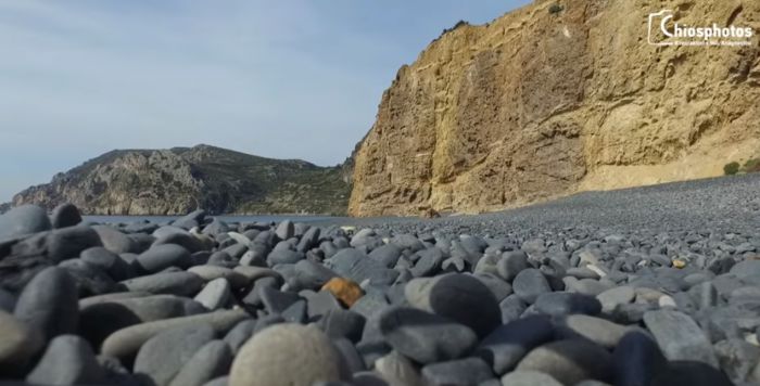 Μαύρα Βόλια - Η μοναδική παραλία με μαύρα ηφαιστειογενή βότσαλα! (vd)