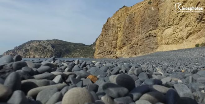 Μαύρα Βόλια - Η μοναδική παραλία με μαύρα ηφαιστειογενή βότσαλα! (vd)