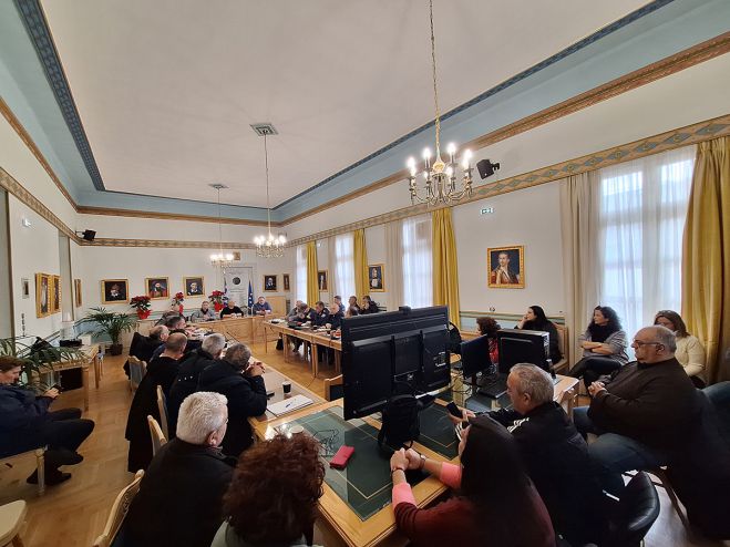 &Sigma;&upsilon;&nu;&epsilon;&delta;&rho;ί&alpha;&sigma;&epsilon; &tau;&omicron; &Sigma;&upsilon;&nu;&tau;&omicron;&nu;&iota;&sigma;&tau;&iota;&kappa;ό Ό&rho;&gamma;&alpha;&nu;&omicron; &Pi;&omicron;&lambda;&iota;&tau;&iota;&kappa;ή&sigmaf; &Pi;&rho;&omicron;&sigma;&tau;&alpha;&sigma;ί&alpha;&sigmaf; &tau;&eta;&sigmaf; &Pi;&epsilon;&rho;&iota;&phi;έ&rho;&epsilon;&iota;&alpha;&sigmaf; &Pi;&epsilon;&lambda;&omicron;&pi;&omicron;&nu;&nu;ή&sigma;&omicron;&upsilon; &sigma;&tau;&eta;&nu; &Tau;&rho;ί&pi;&omicron;&lambda;&eta;