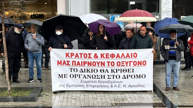 «Εσείς μετράτε κέρδη και ζημιές, εμείς μετράμε ανθρώπινες ζωές» | Η απεργιακή συγκέντρωση στην πλατεία Πετρινού (vd)