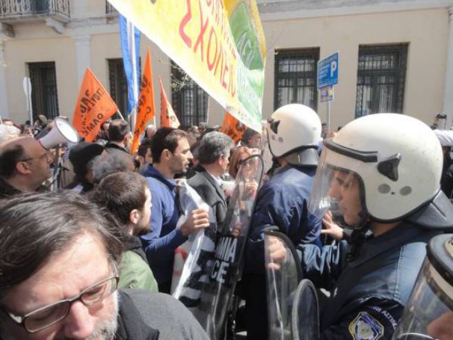 Ενταση και μικροεπεισόδια μετά την παρέλαση στην Καλαμάτα (vd)