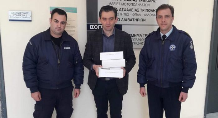 Μάσκες προσώπου για τους αστυνομικούς της Αρκαδίας προσέφερε ο επιχειρηματίας Παύλος Μπιράτσης