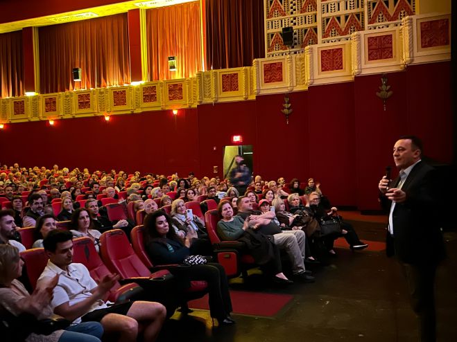 &Sigma;&tau;&omicron; &Sigma;&iota;&kappa;ά&gamma;&omicron; &omicron; &Upsilon;&phi;&upsilon;&pi;&omicron;&upsilon;&rho;&gamma;ό&sigmaf; &Pi;&alpha;&iota;&delta;&epsilon;ί&alpha;&sigmaf;, &Kappa;ώ&sigma;&tau;&alpha;&sigmaf; &Beta;&lambda;ά&sigma;&eta;&sigmaf; (&epsilon;&iota;&kappa;ό&nu;&epsilon;&sigmaf;)
