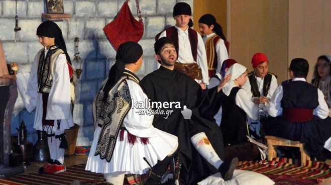 Μαθητές της Τρίπολης κέρδισαν το χειροκρότημα στη θεατρική παράσταση για το ηρωικό Μεσολόγγι (vd)!