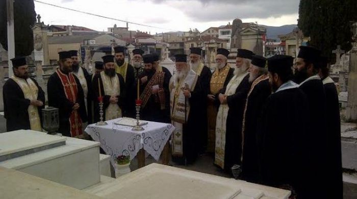 &Tau;&rho;&iota;&sigma;ά&gamma;&iota;&omicron; &sigma;&tau;&omicron;&upsilon;&sigmaf; &pi;&rho;&omicron;&kappa;&alpha;&tau;ό&chi;&omicron;&upsilon;&sigmaf; &tau;&omicron;&upsilon; &tau;έ&lambda;&epsilon;&sigma;&epsilon; &omicron; &Mu;&eta;&tau;&rho;&omicron;&pi;&omicron;&lambda;ί&tau;&eta;&sigmaf; &Alpha;&lambda;έ&xi;&alpha;&nu;&delta;&rho;&omicron;&sigmaf; (&epsilon;&iota;&kappa;ό&nu;&epsilon;&sigmaf;)